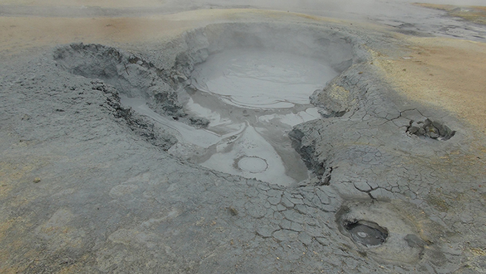 Хверарёнд — геотермальное поле, выжженное фумаролами и сульфатарами