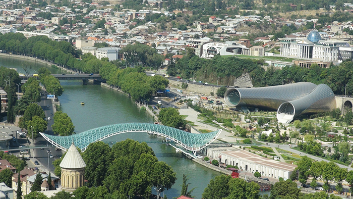Грузия. Тбилиси. Мост Мира. Концертный и Выставочный залы