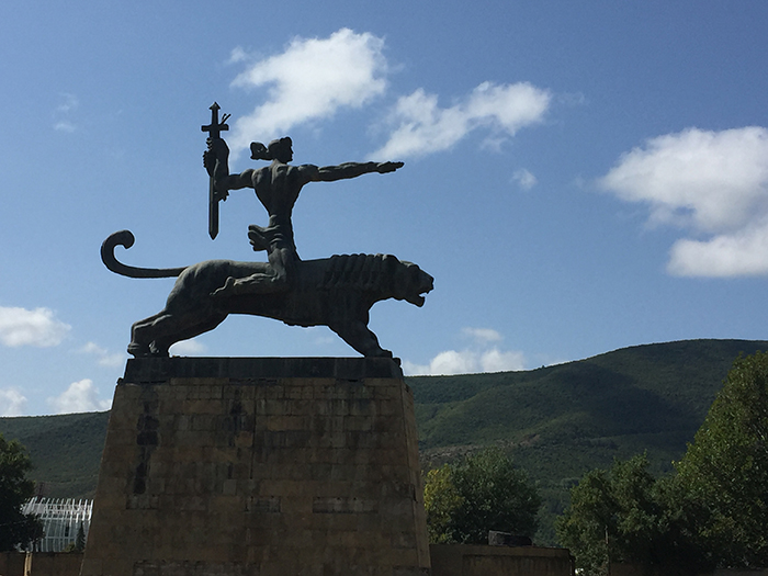 Грузия. Памятник грузинскому царю в городе Ахалцихе